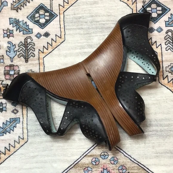 🐚 Seychelles Black Eyelet Leather Back Zip Platform Wedge Heel Sandals Sz.8.5 - Picture 6 of 10